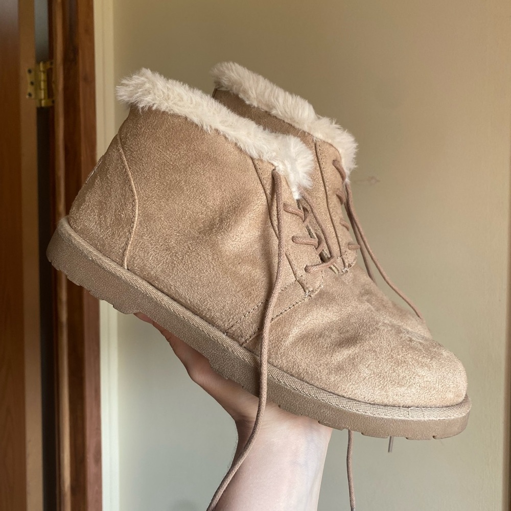 Makalu women’s fur lined lace up booties